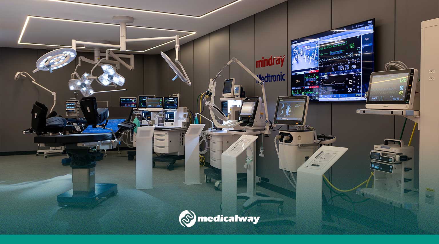 modelos diversos de equipamentos da Mindray em exposição num ambiente que simula um parque tecnológico hospitalar